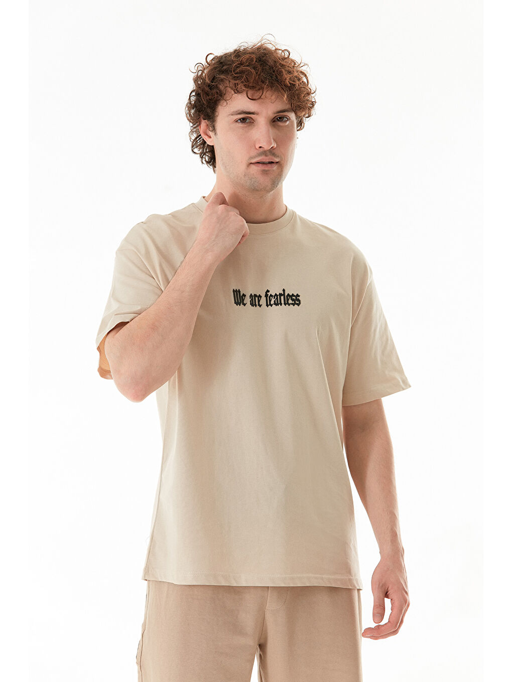 Bej We Are Fearless Yazı Baskılı Bisiklet Yaka %100 Pamuk Tişört