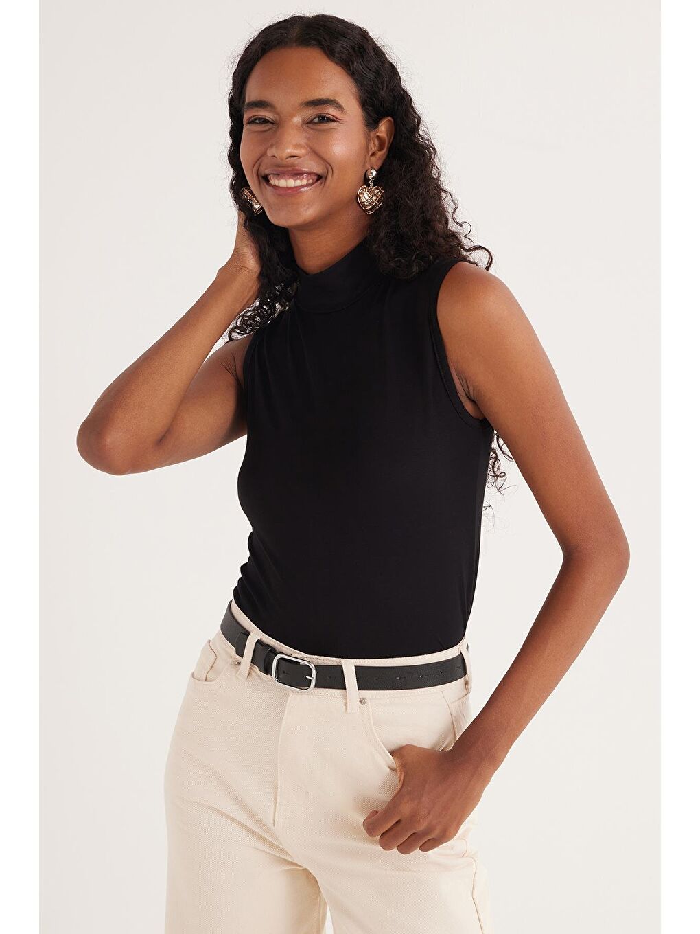 Kadın Regular Fit Klasik Kesim Viskon Kumaş Balıkçı Yaka Sıfır Kol Siyah Bluz-4