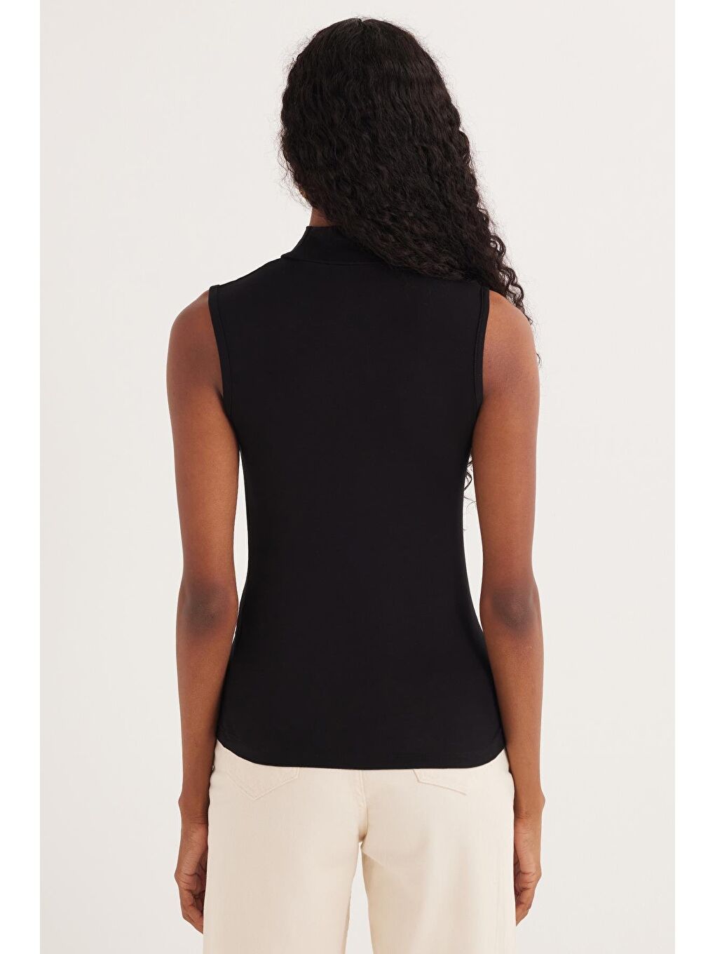 Kadın Regular Fit Klasik Kesim Viskon Kumaş Balıkçı Yaka Sıfır Kol Siyah Bluz-6