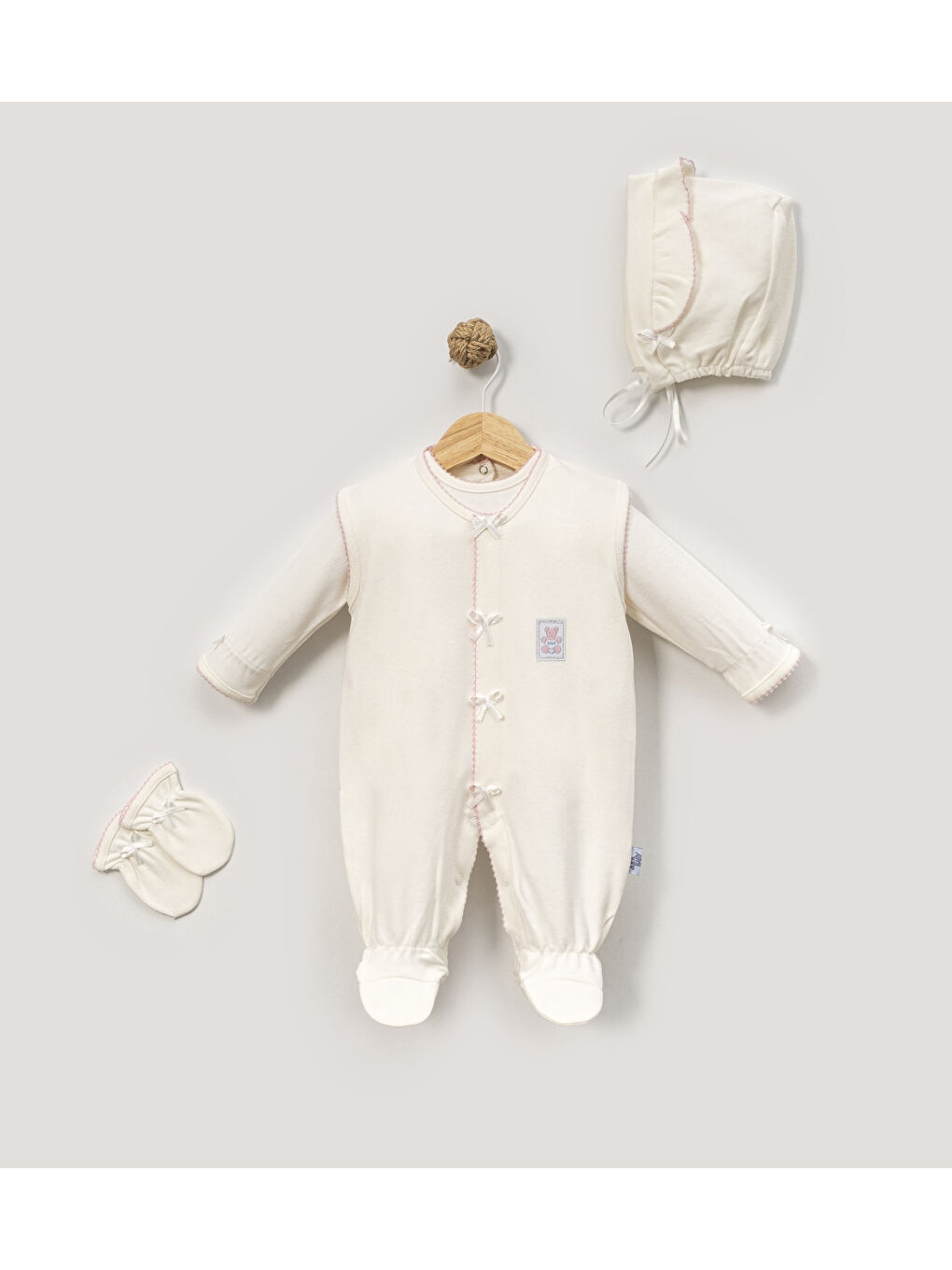 Kız Bebek Ekru Pamuklu Tulum Seti – Şapkalı Eldivenli Yenidoğan Hastane Çıkışı 4’lü Takım