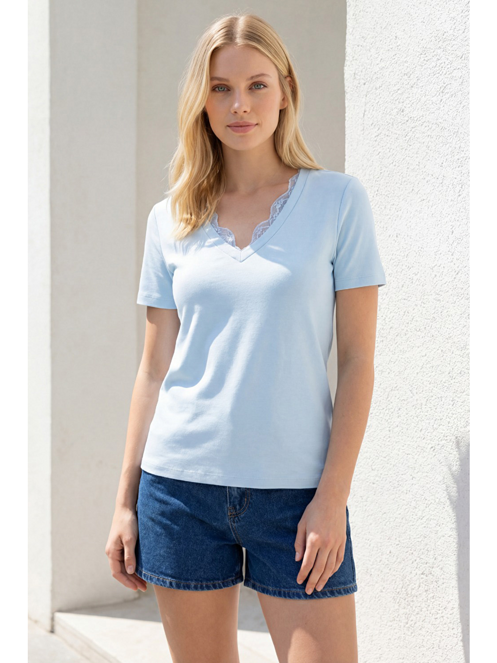 Mavi V Yaka Dantelli Kadın Tişört Mg2712-1