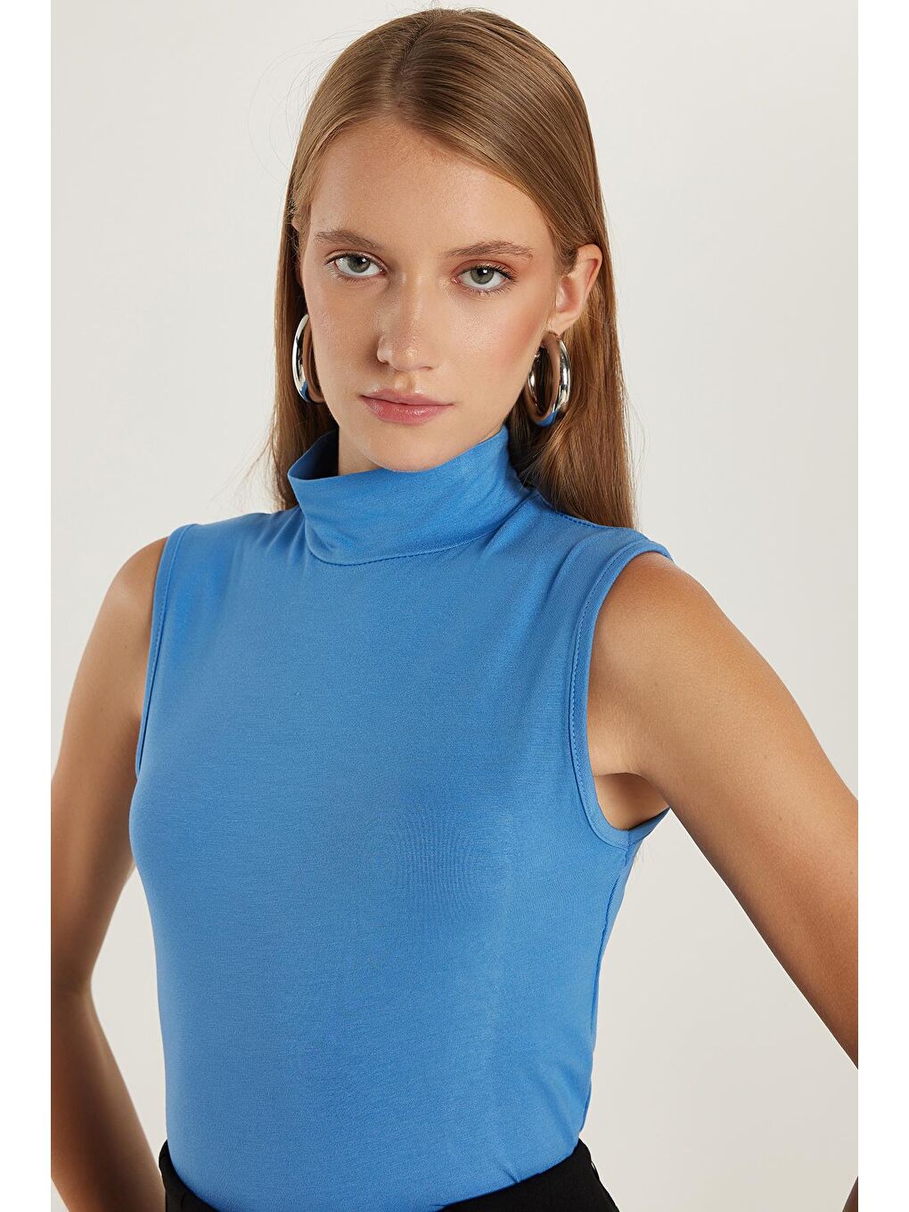 Kadın Regular Fit Klasik Kesim Viskon Kumaş Balıkçı Yaka Sıfır Kol Mavi Bluz-1