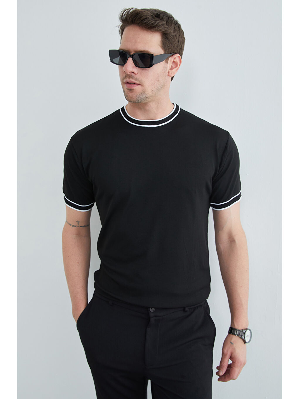 Siyah Biyeli Bisiklet Yaka Triko Tişört