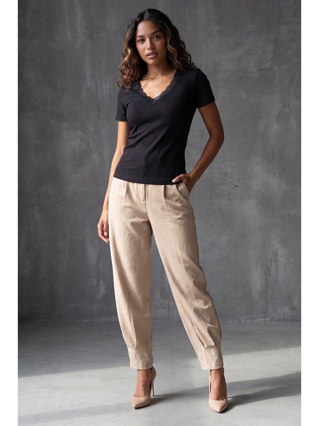 Siyahv Yaka Dantelli Slim Fit Kadın Tişört Mg2683