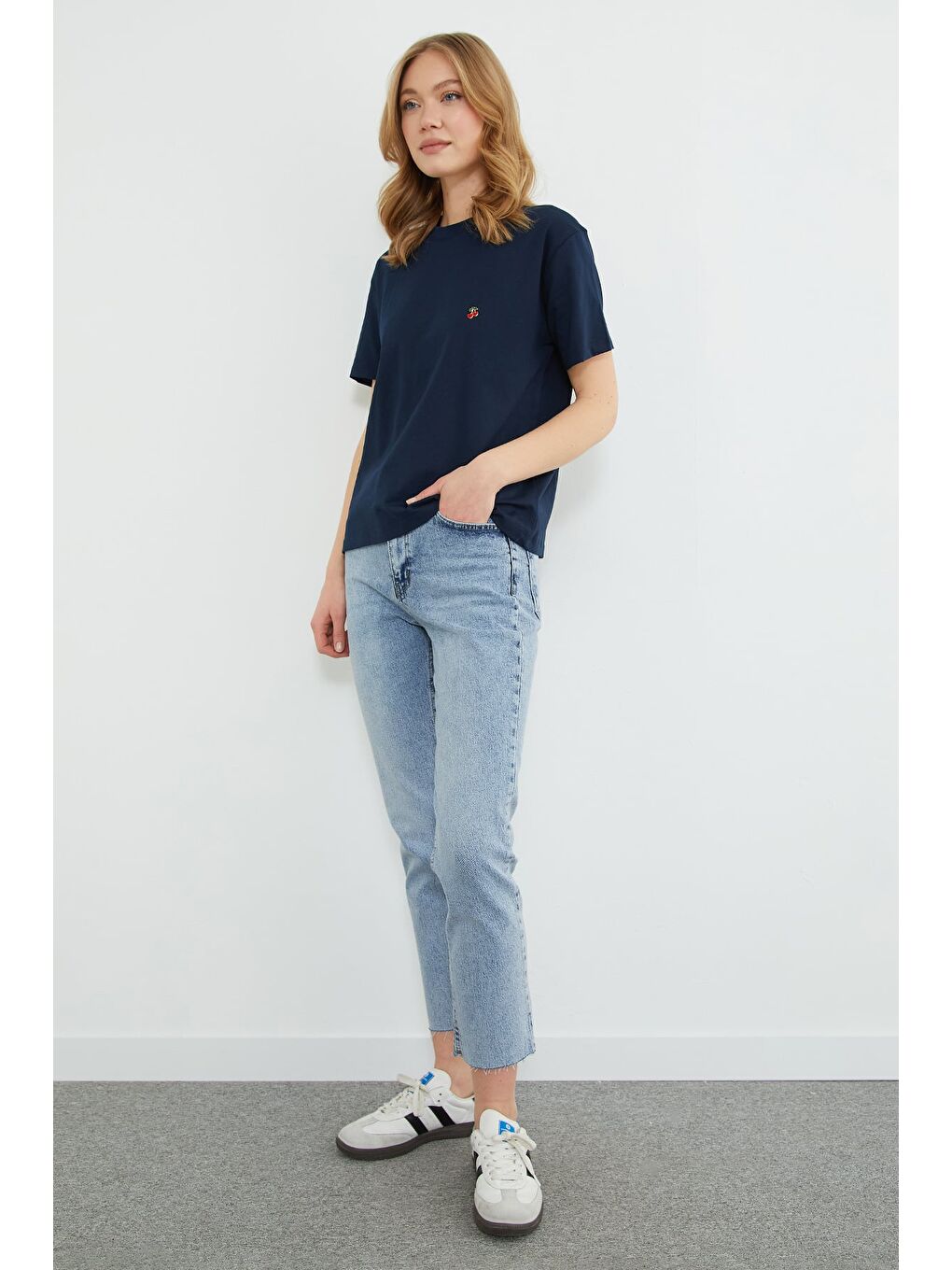 Lacivert Kiraz Aksesuarlı Bisiklet Yaka Tişört-3