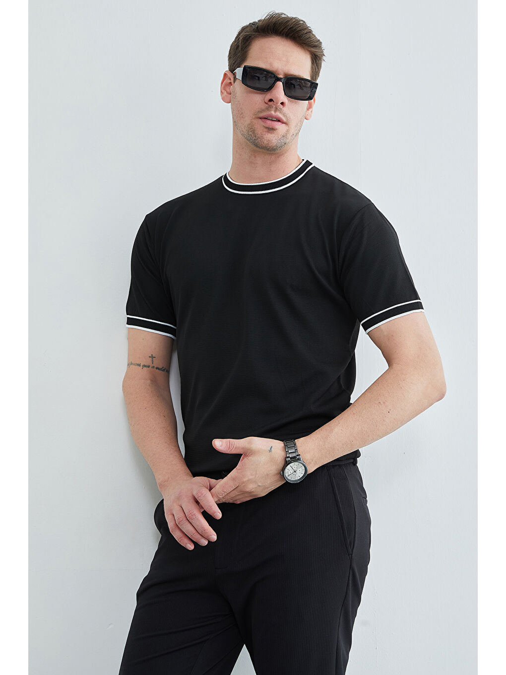 Siyah Biyeli Bisiklet Yaka Triko Tişört-1