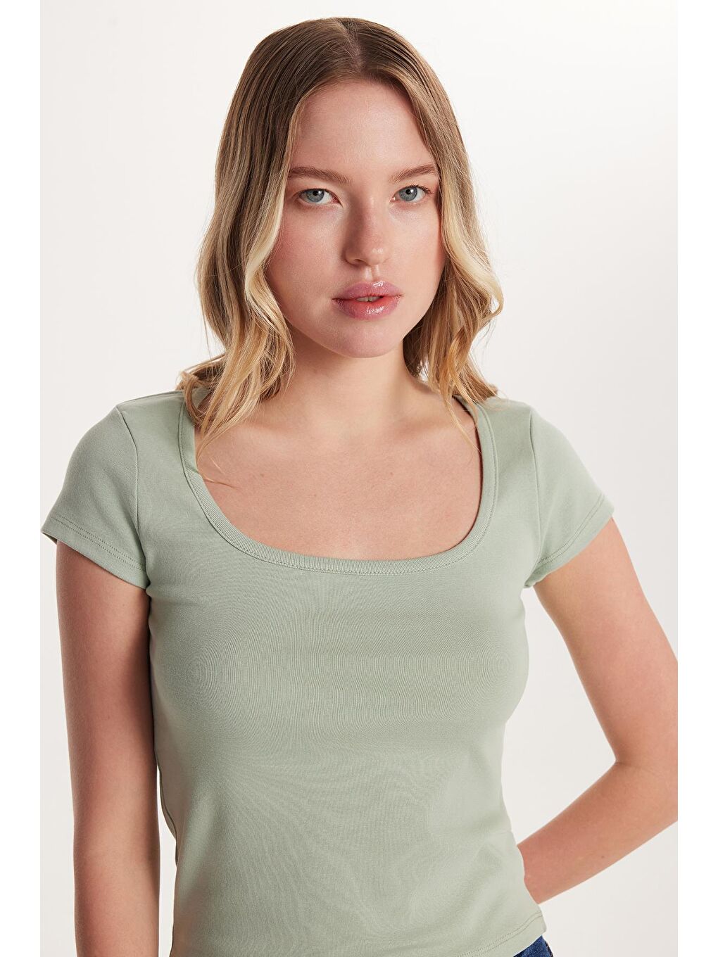 Yeşil Kadın Slim Fit Dar Kesim Pamuklu Kısa Kollu U Yaka Mint Bluz-1