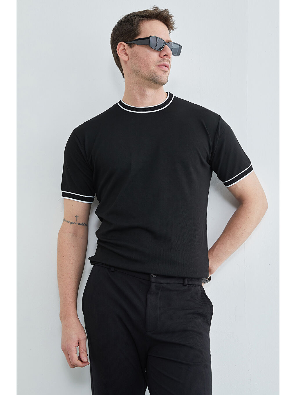 Siyah Biyeli Bisiklet Yaka Triko Tişört-2