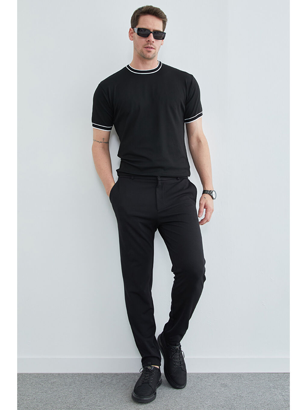 Siyah Biyeli Bisiklet Yaka Triko Tişört-3