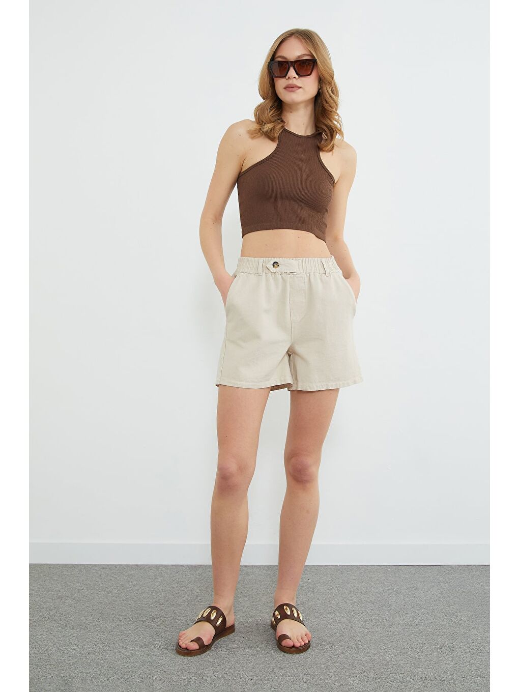 Bej Beli Lastikli Düğme Detaylı Gabardin Şort