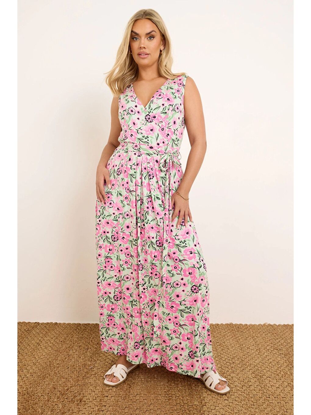 Pembe Büyük Beden V Yaka Sıfır Kol Beli Kuşaklı Desenli Maxi Elbise 303990-1