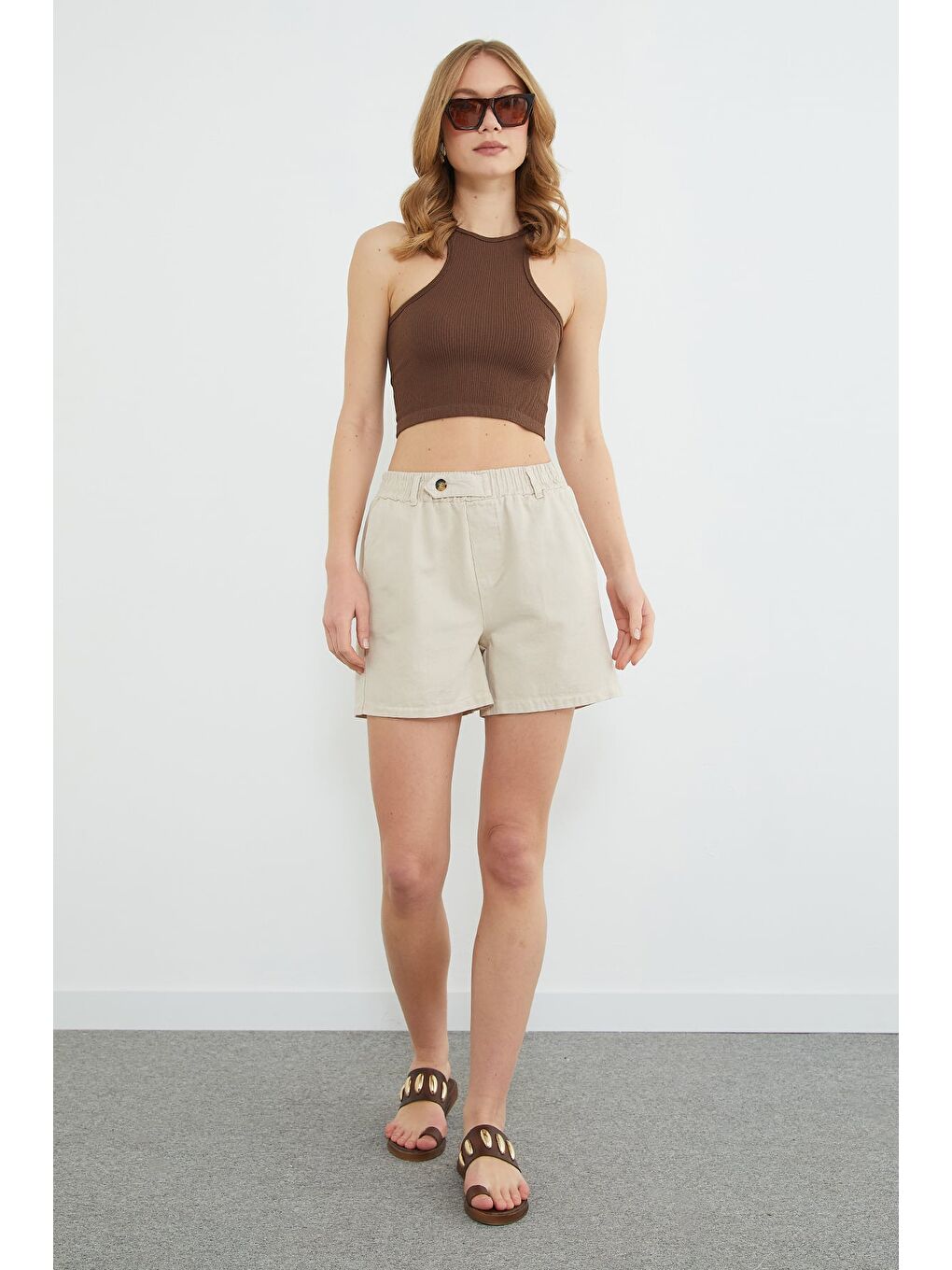 Bej Beli Lastikli Düğme Detaylı Gabardin Şort-1