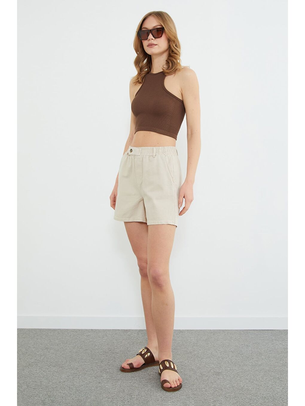 Bej Beli Lastikli Düğme Detaylı Gabardin Şort-2