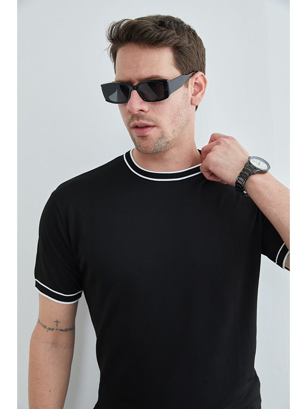 Siyah Biyeli Bisiklet Yaka Triko Tişört-4