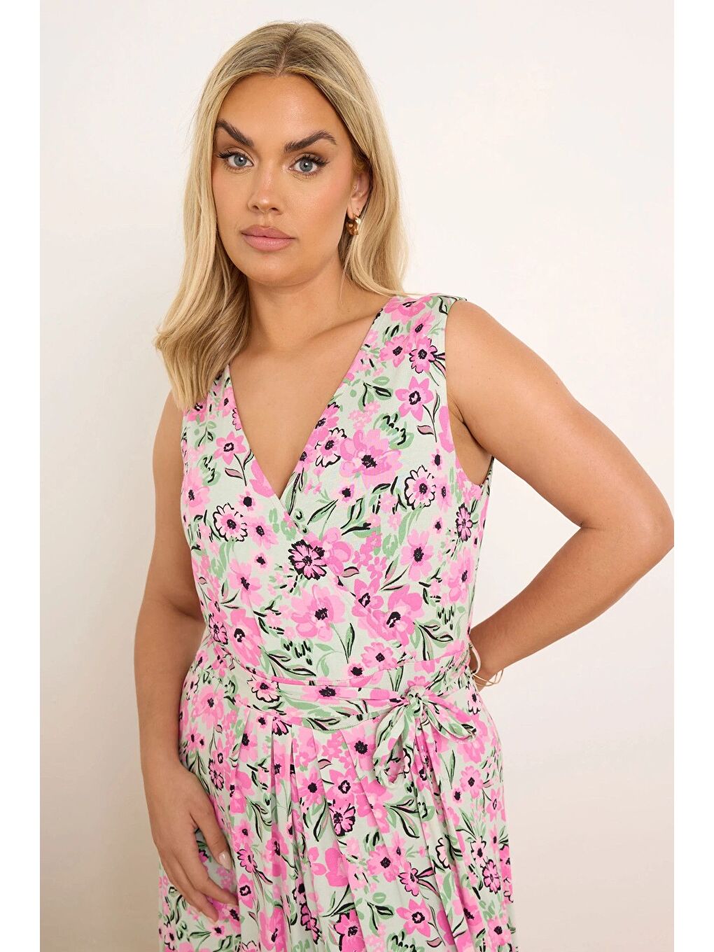 Pembe Büyük Beden V Yaka Sıfır Kol Beli Kuşaklı Desenli Maxi Elbise 303990-3