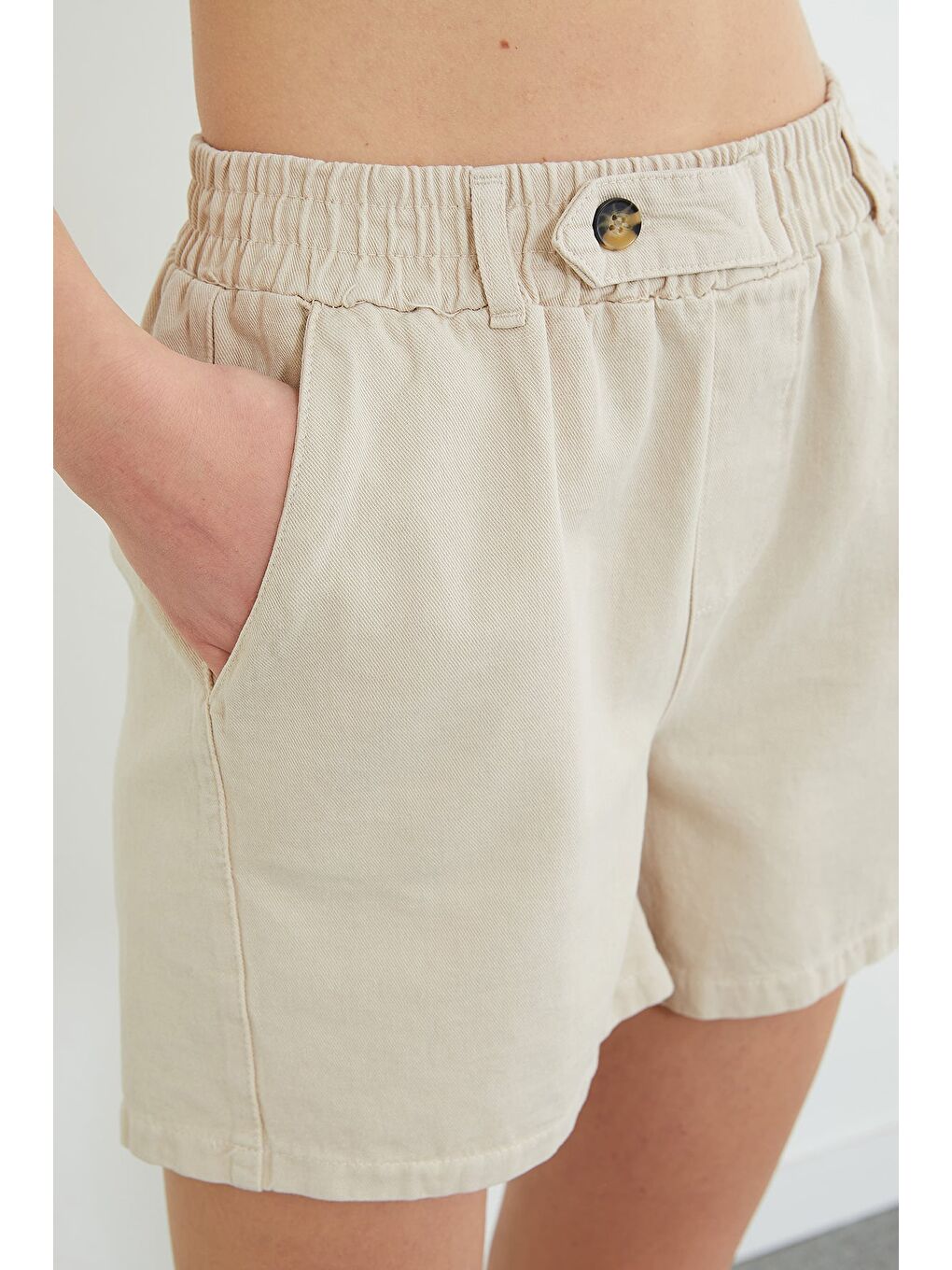Bej Beli Lastikli Düğme Detaylı Gabardin Şort-3