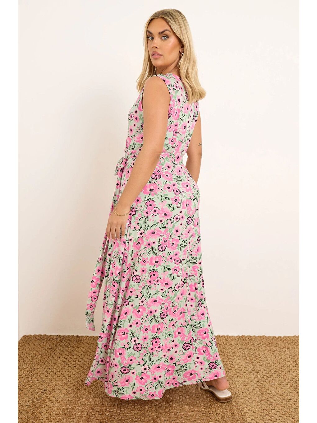 Pembe Büyük Beden V Yaka Sıfır Kol Beli Kuşaklı Desenli Maxi Elbise 303990-4