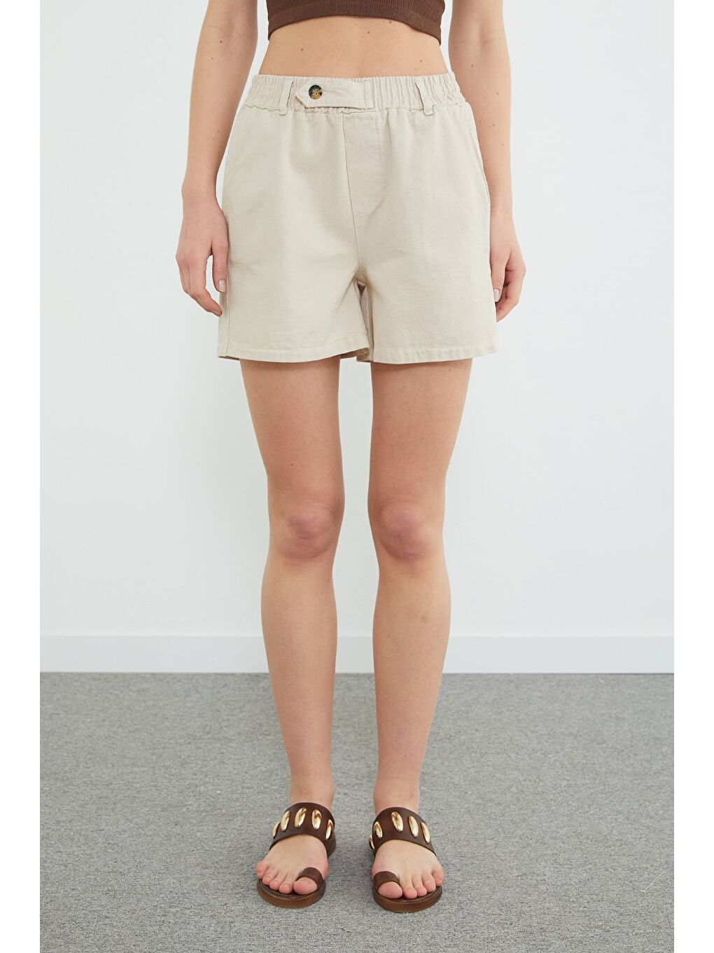 Bej Beli Lastikli Düğme Detaylı Gabardin Şort-4