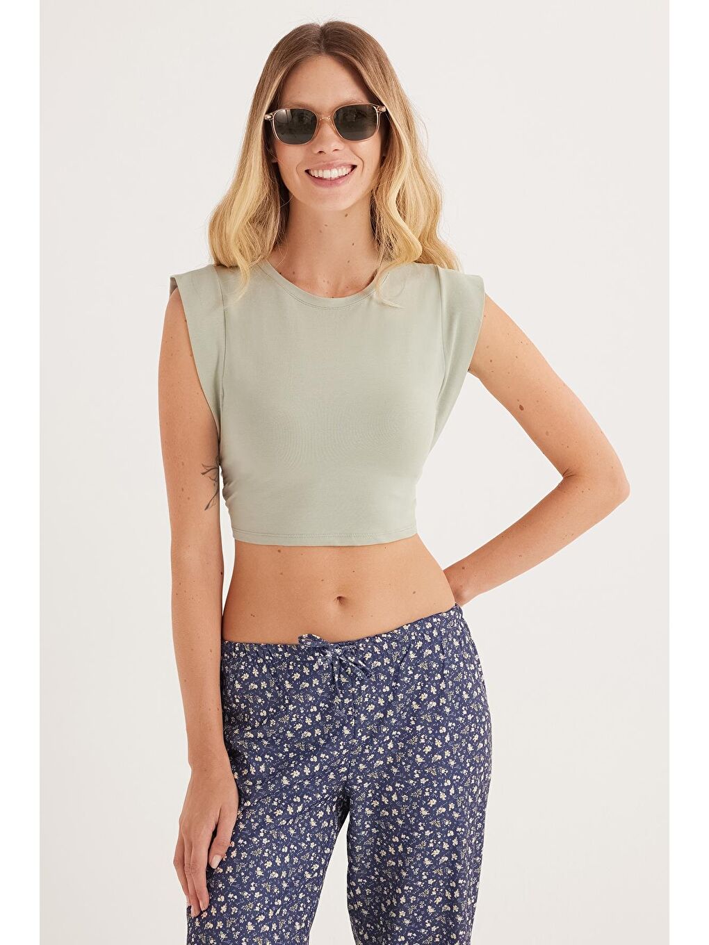 Kadın Slim Fit Dar Kesim Sıfır Kollu Bisiklet Yaka Yeşil Bluz-1