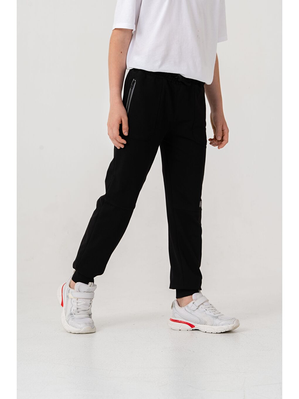 Siyah Paça Ribanalı Cep Fermuarlı Erkek Çocuk Eşofman Alt-1