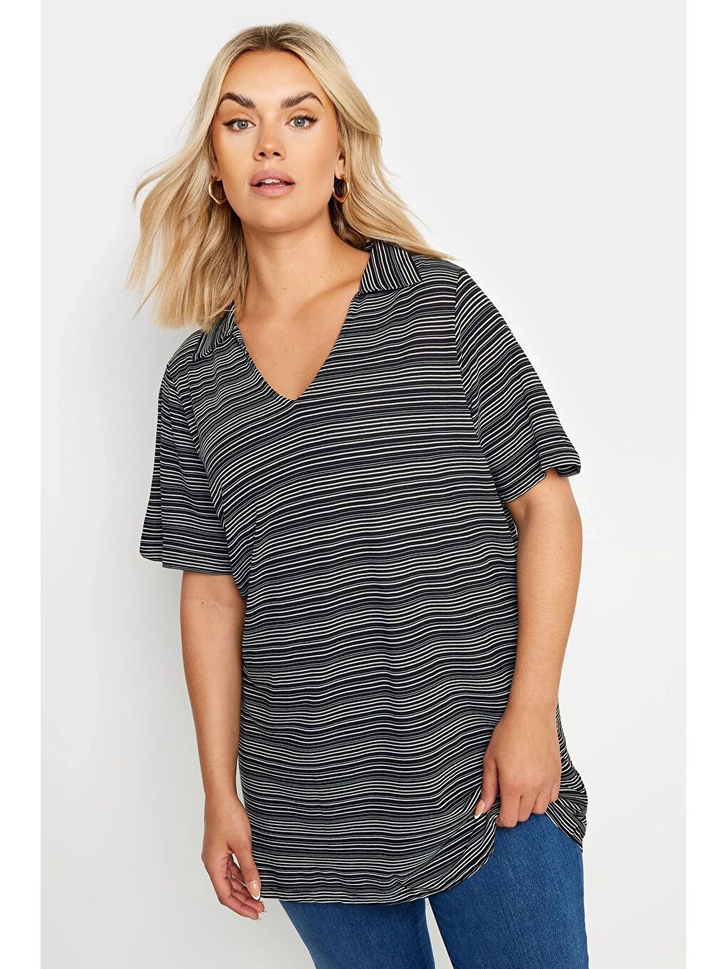 Siyah Büyük Beden V Yaka Desenli Kısa Kollu T-shirt 303371