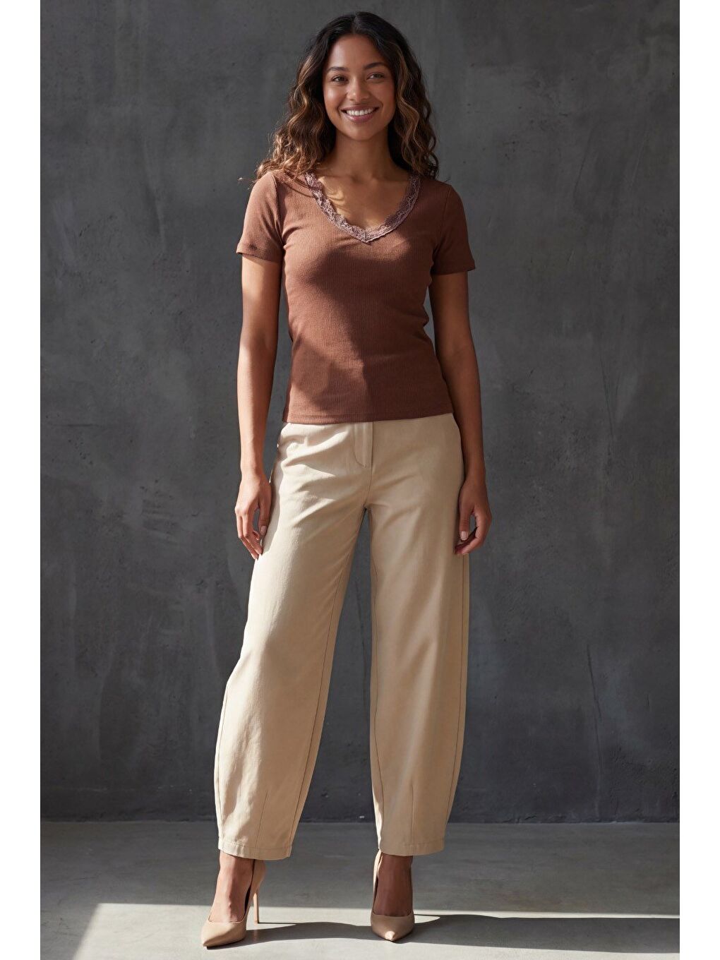 Kahverengi V Yaka Dantelli Slim Fit Kadın Tişört Mg2683