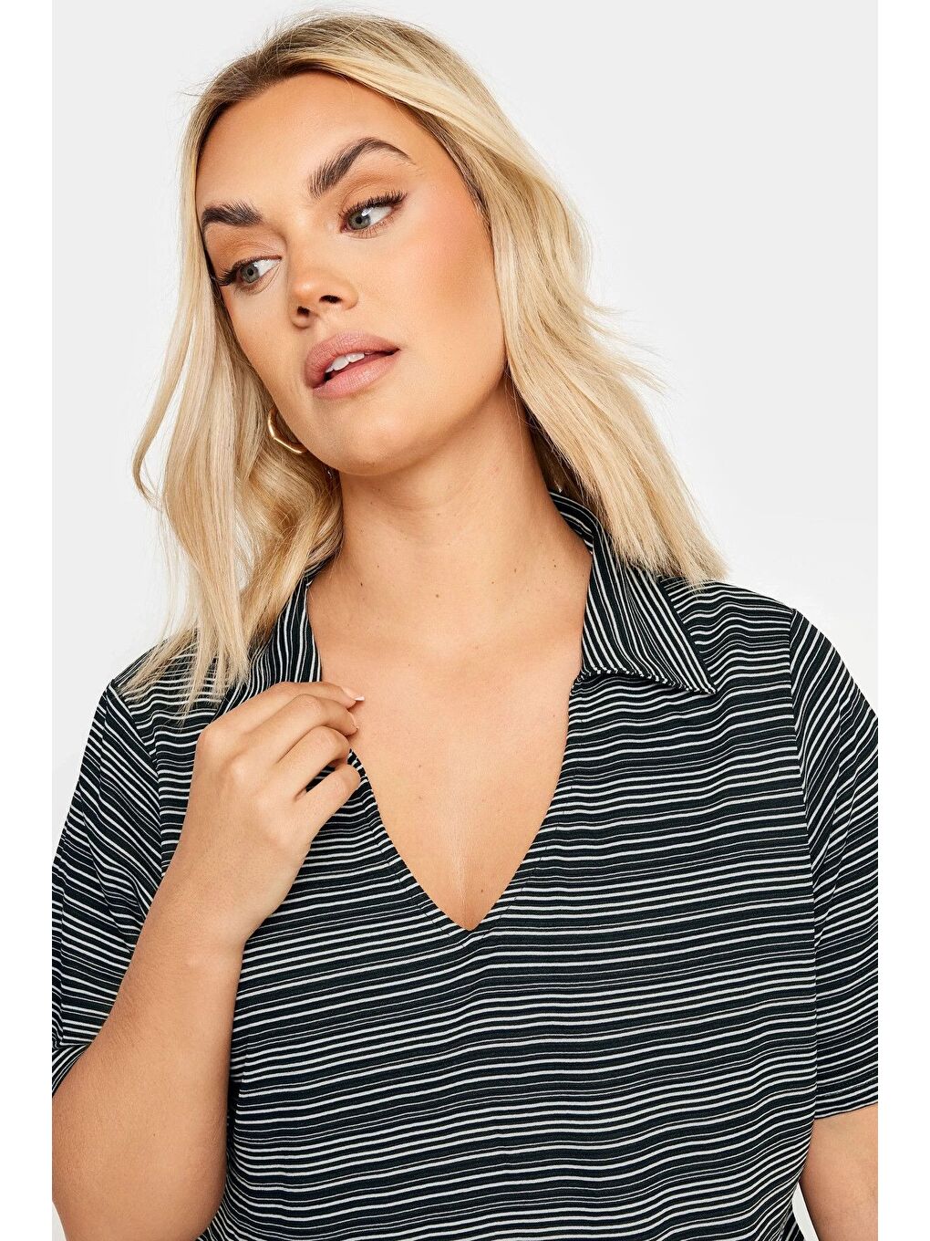 Siyah Büyük Beden V Yaka Desenli Kısa Kollu T-shirt 303371-1