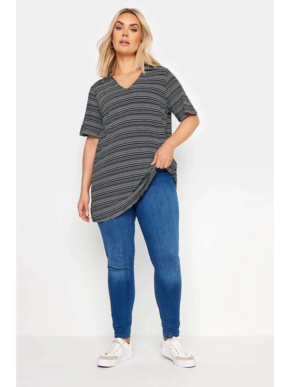 Siyah Büyük Beden V Yaka Desenli Kısa Kollu T-shirt 303371-2