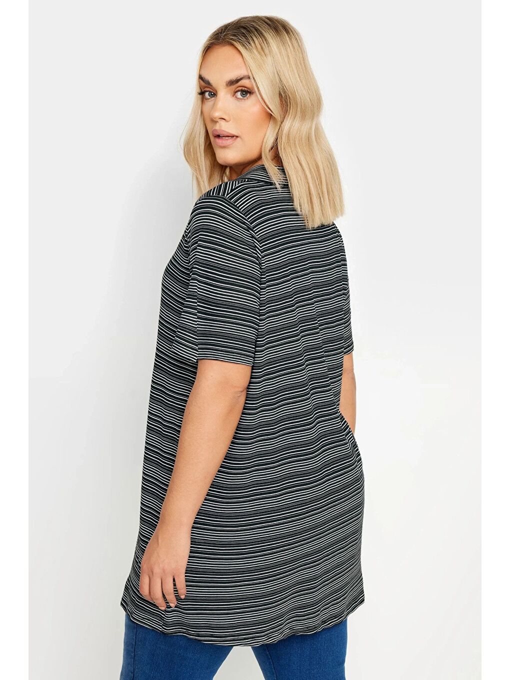 Siyah Büyük Beden V Yaka Desenli Kısa Kollu T-shirt 303371-3