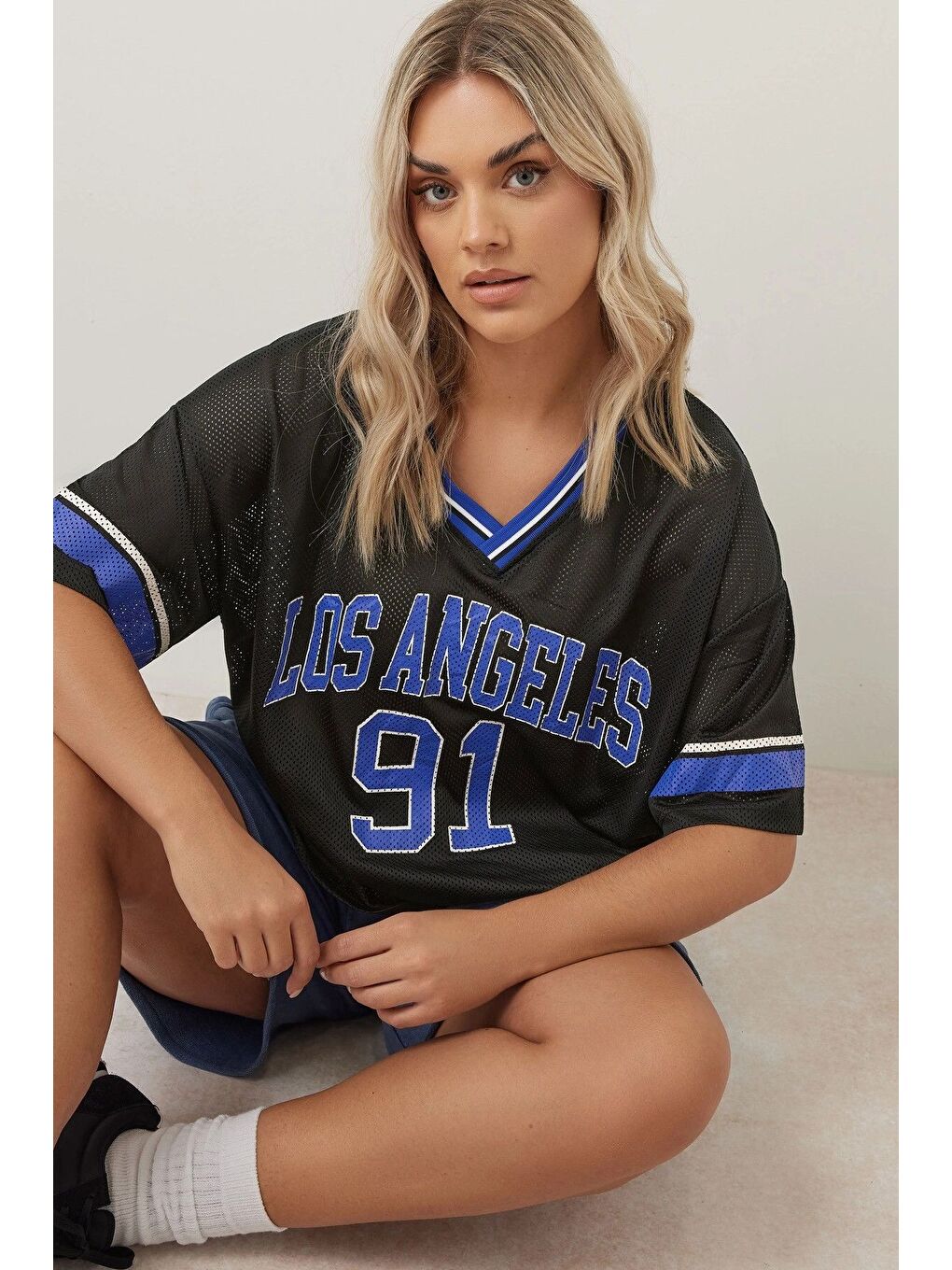 Siyah Büyük Beden V Yaka Kısa Kollu Baskılı File T-shirt 304004-3