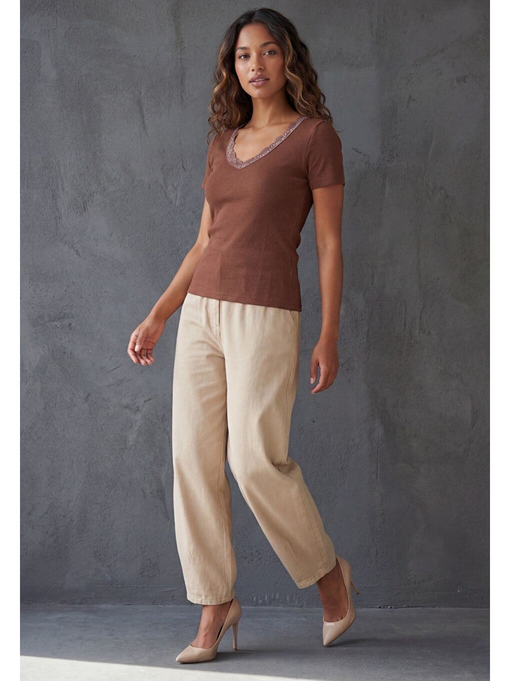 Kahverengi V Yaka Dantelli Slim Fit Kadın Tişört Mg2683-1