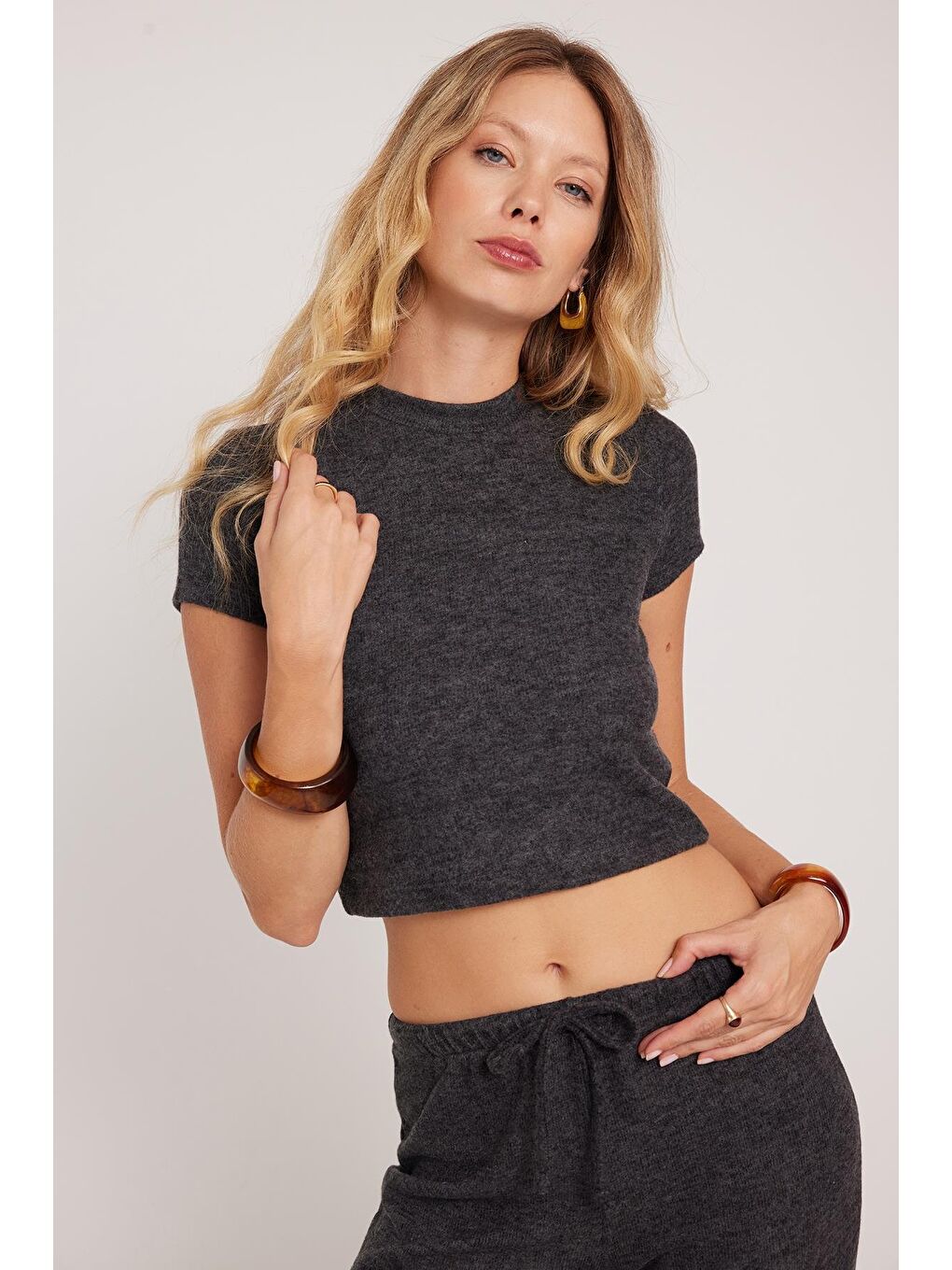 Kadın Slim Fit Dar Kesim Yarım Balıkçı Yaka Kısa Kollu Antrasit Bluz