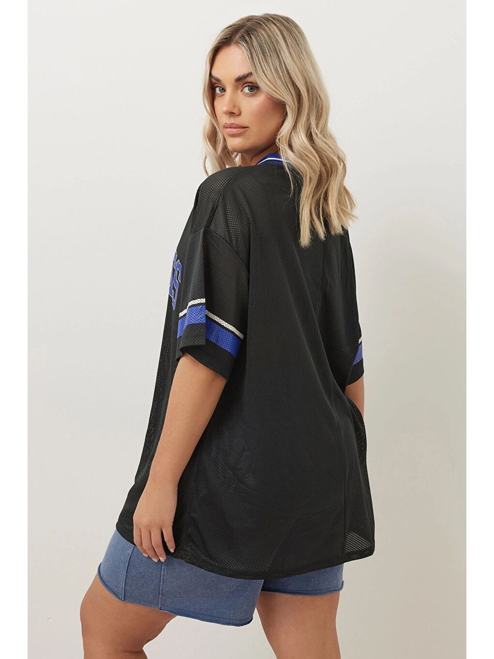 Siyah Büyük Beden V Yaka Kısa Kollu Baskılı File T-shirt 304004-4