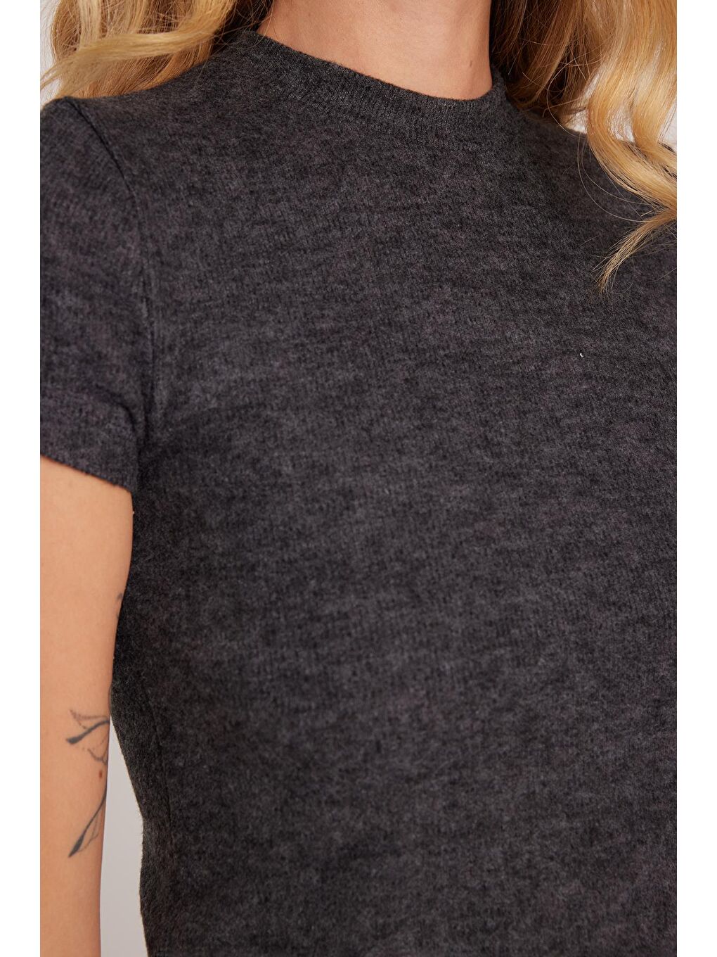 Kadın Slim Fit Dar Kesim Yarım Balıkçı Yaka Kısa Kollu Antrasit Bluz-2