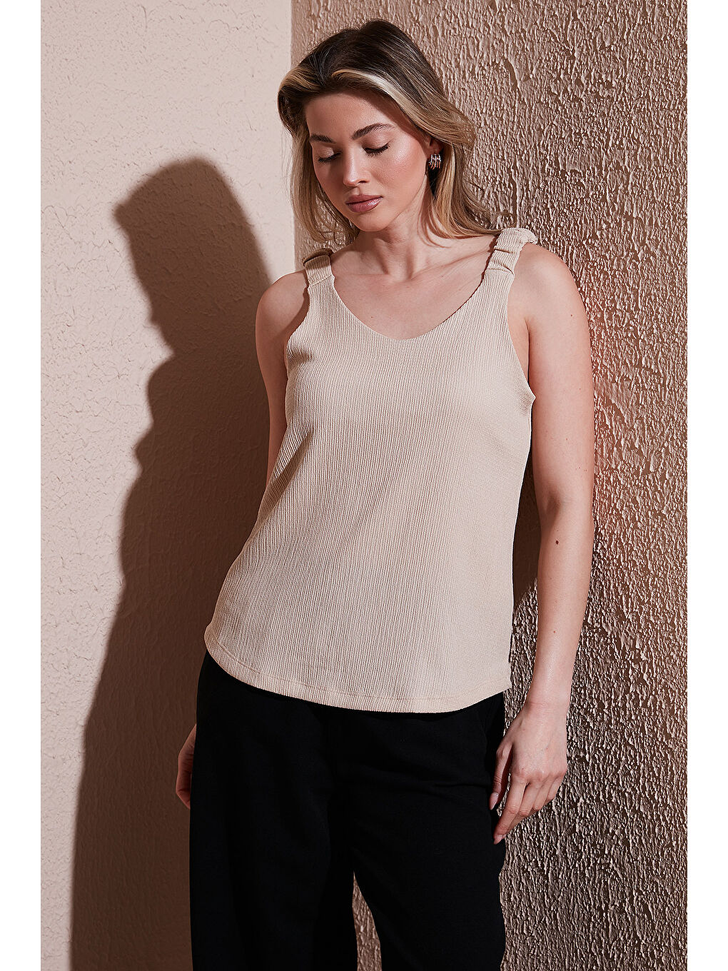 Bej Standart Fit V Yaka Büzgülü Kalın Askılı Bluz 25Y0513K1-2