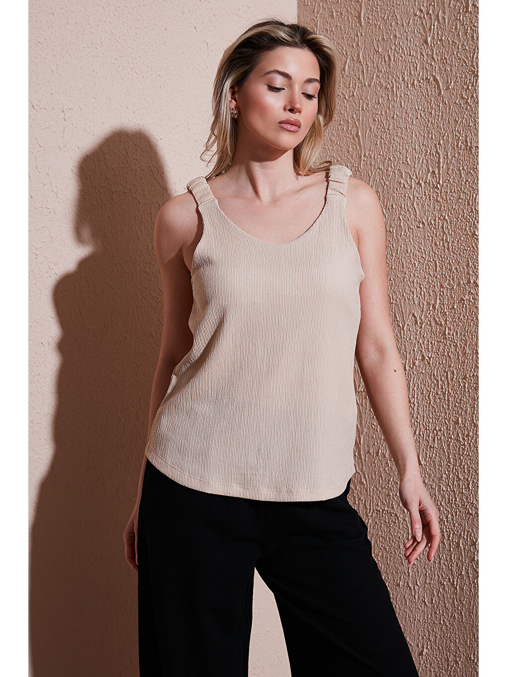 Bej Standart Fit V Yaka Büzgülü Kalın Askılı Bluz 25Y0513K1-3