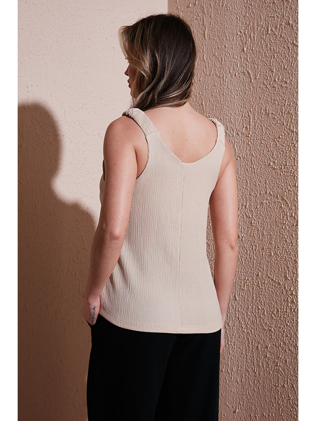 Bej Standart Fit V Yaka Büzgülü Kalın Askılı Bluz 25Y0513K1-4