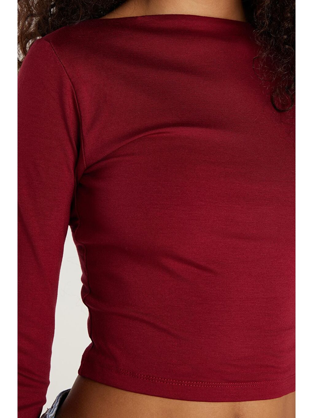 Kadın Slim Fit Dar Kesim Bisiklet Yaka Sırt Detaylı Bordo Bluz-2