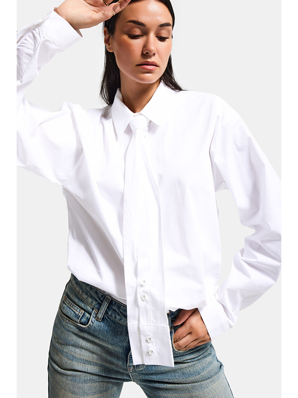 Kadın Beyaz Oversize Kravat Detaylı Özel Tasarım Bol Kesim Gömlek-1