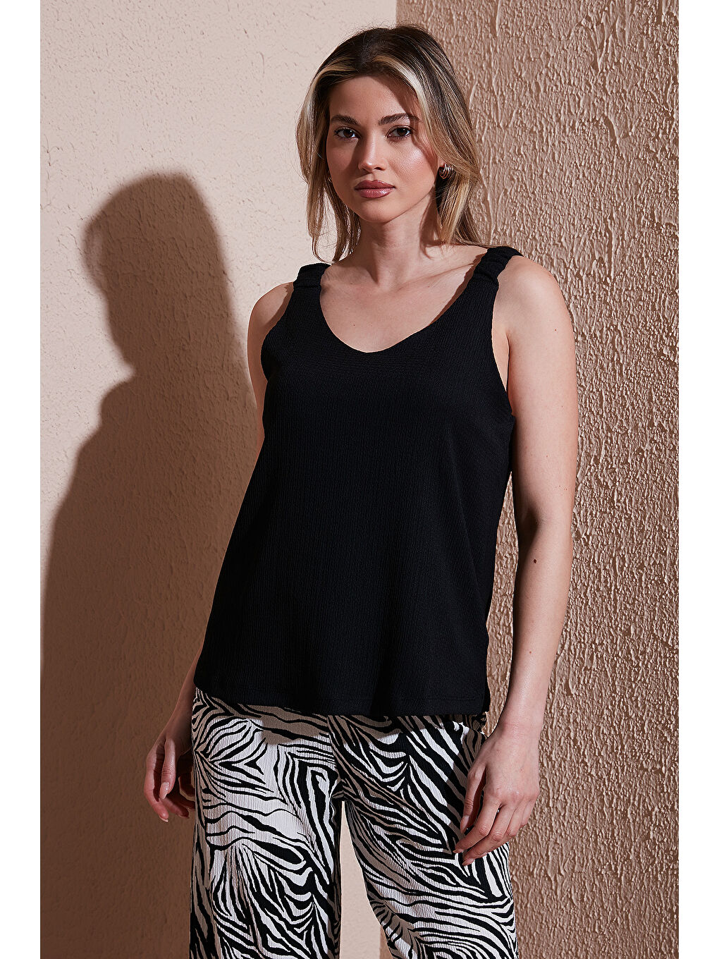 Siyah Standart Fit V Yaka Büzgülü Kalın Askılı Bluz 25Y0513K1-1