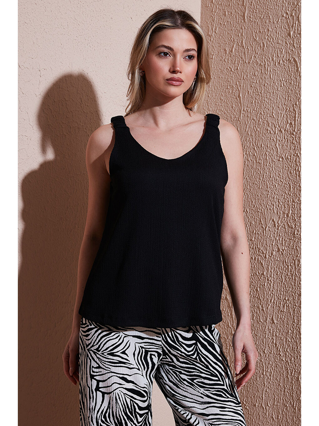 Siyah Standart Fit V Yaka Büzgülü Kalın Askılı Bluz 25Y0513K1-2