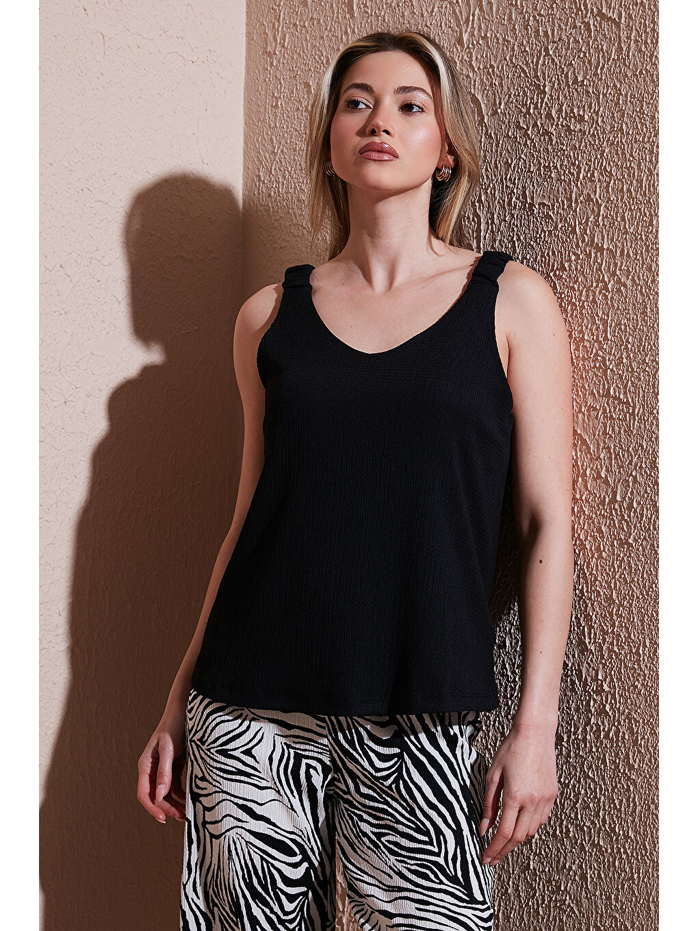 Siyah Standart Fit V Yaka Büzgülü Kalın Askılı Bluz 25Y0513K1-3