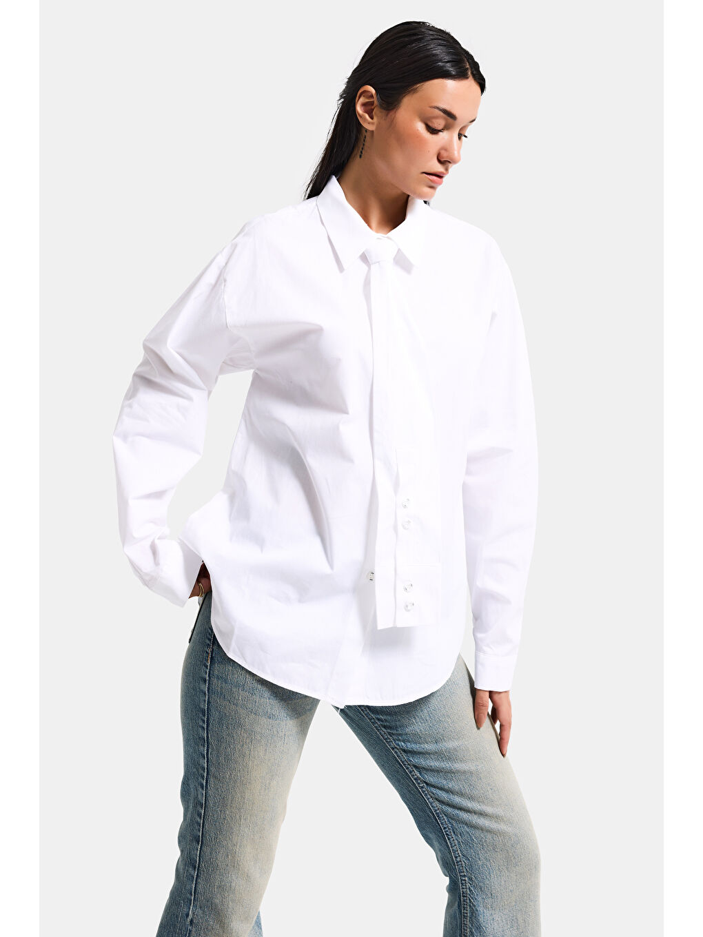 Kadın Beyaz Oversize Kravat Detaylı Özel Tasarım Bol Kesim Gömlek-3