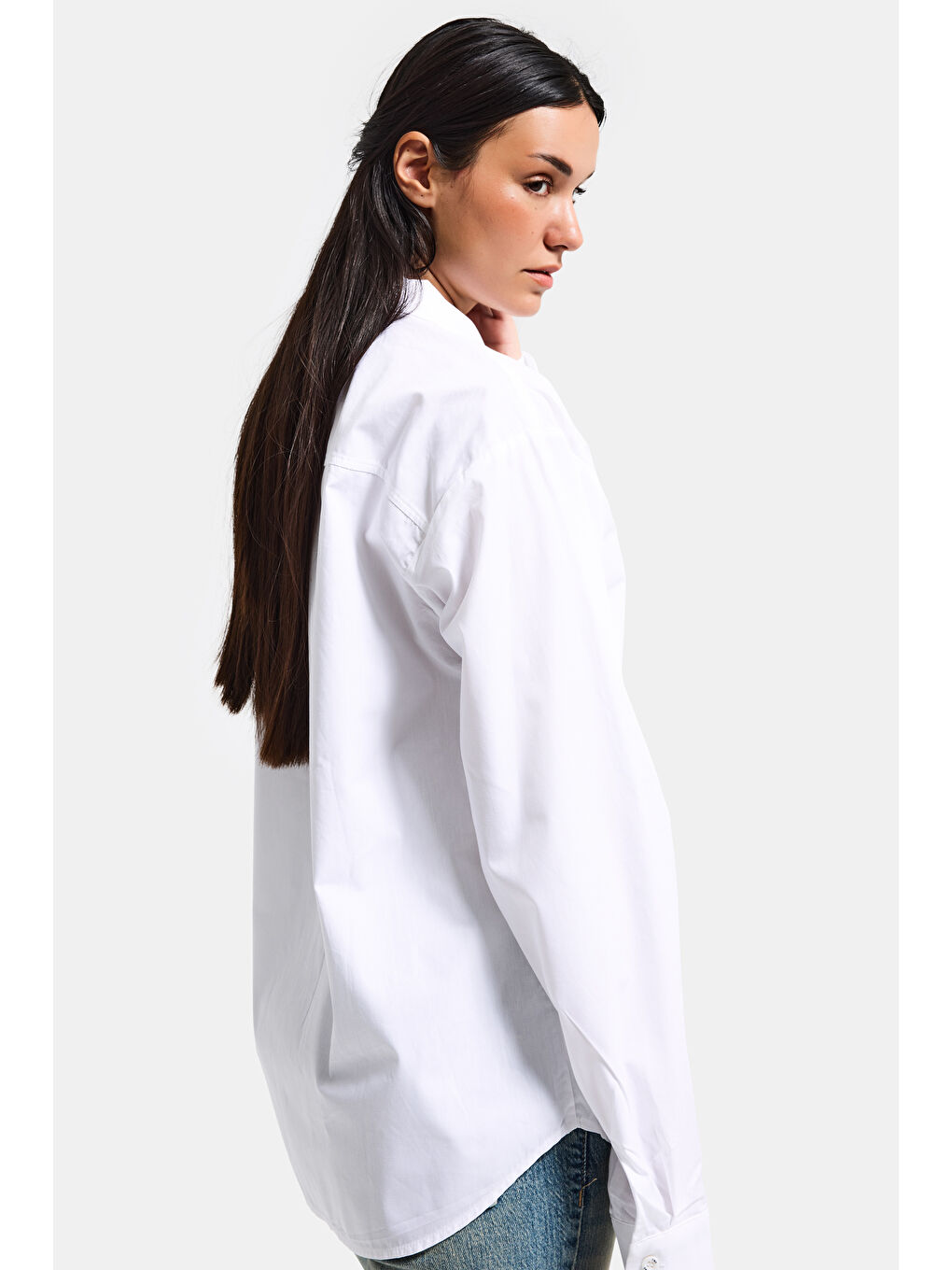 Kadın Beyaz Oversize Kravat Detaylı Özel Tasarım Bol Kesim Gömlek-5