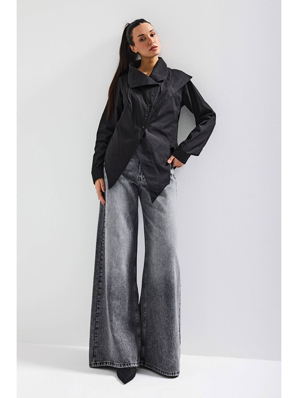 Kadın Siyah Renk Regular Fit Özel Yaka Detaylı Tasarım Gömlek-1