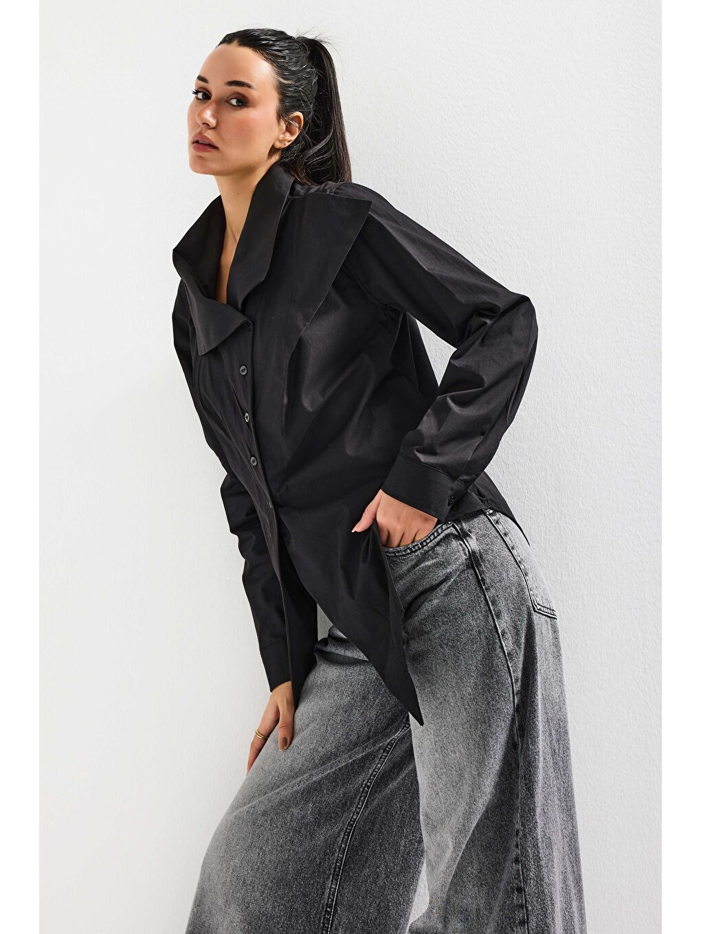 Kadın Siyah Renk Regular Fit Özel Yaka Detaylı Tasarım Gömlek-4