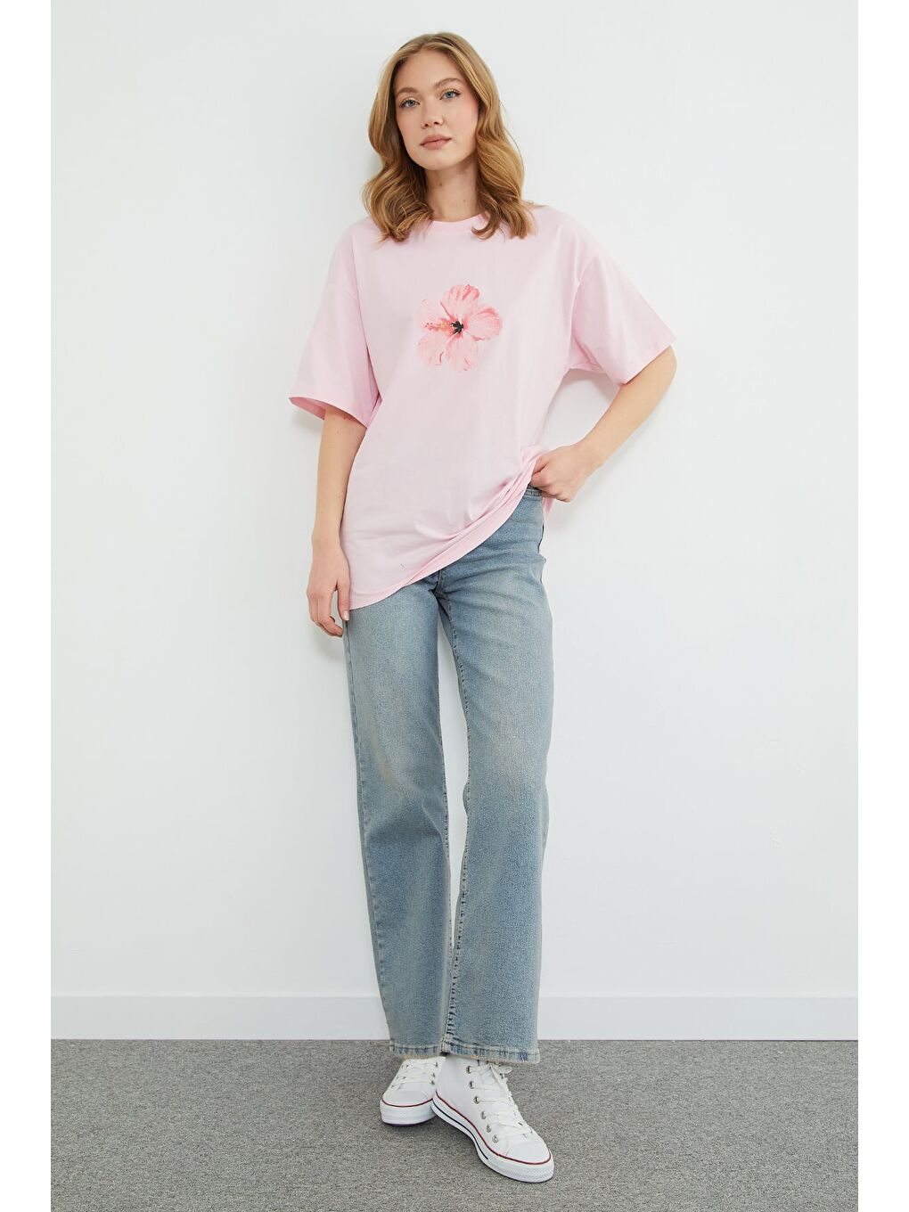 Pembe Hibiscus Çiçeği Baskılı Oversize Tişört-1