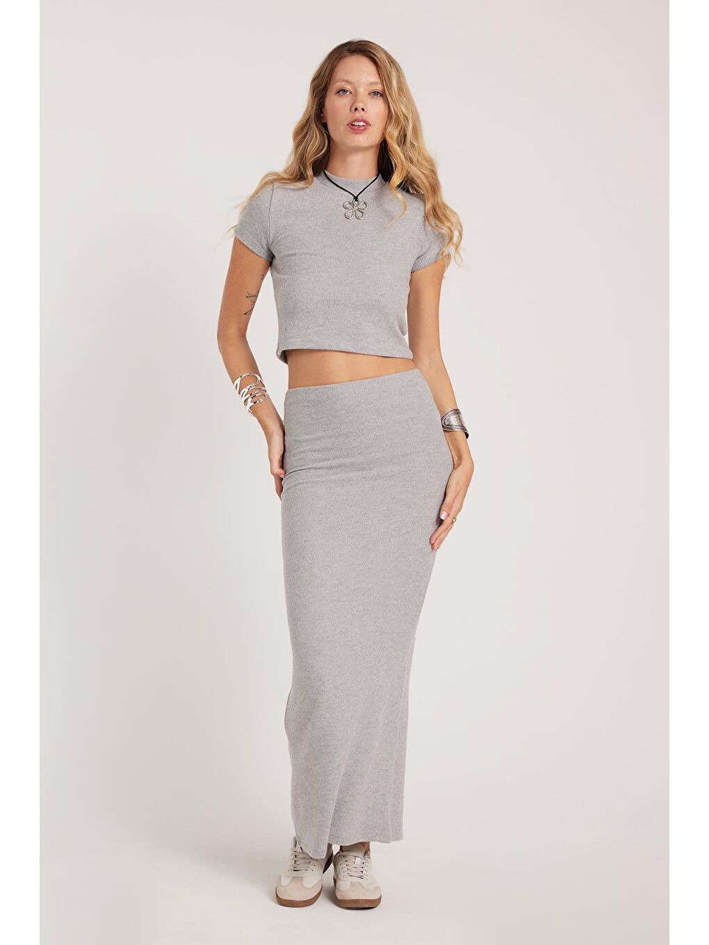 Kadın Slim Fit Dar Kesim Yarım Balıkçı Yaka Kısa Kollu Gri Bluz-1