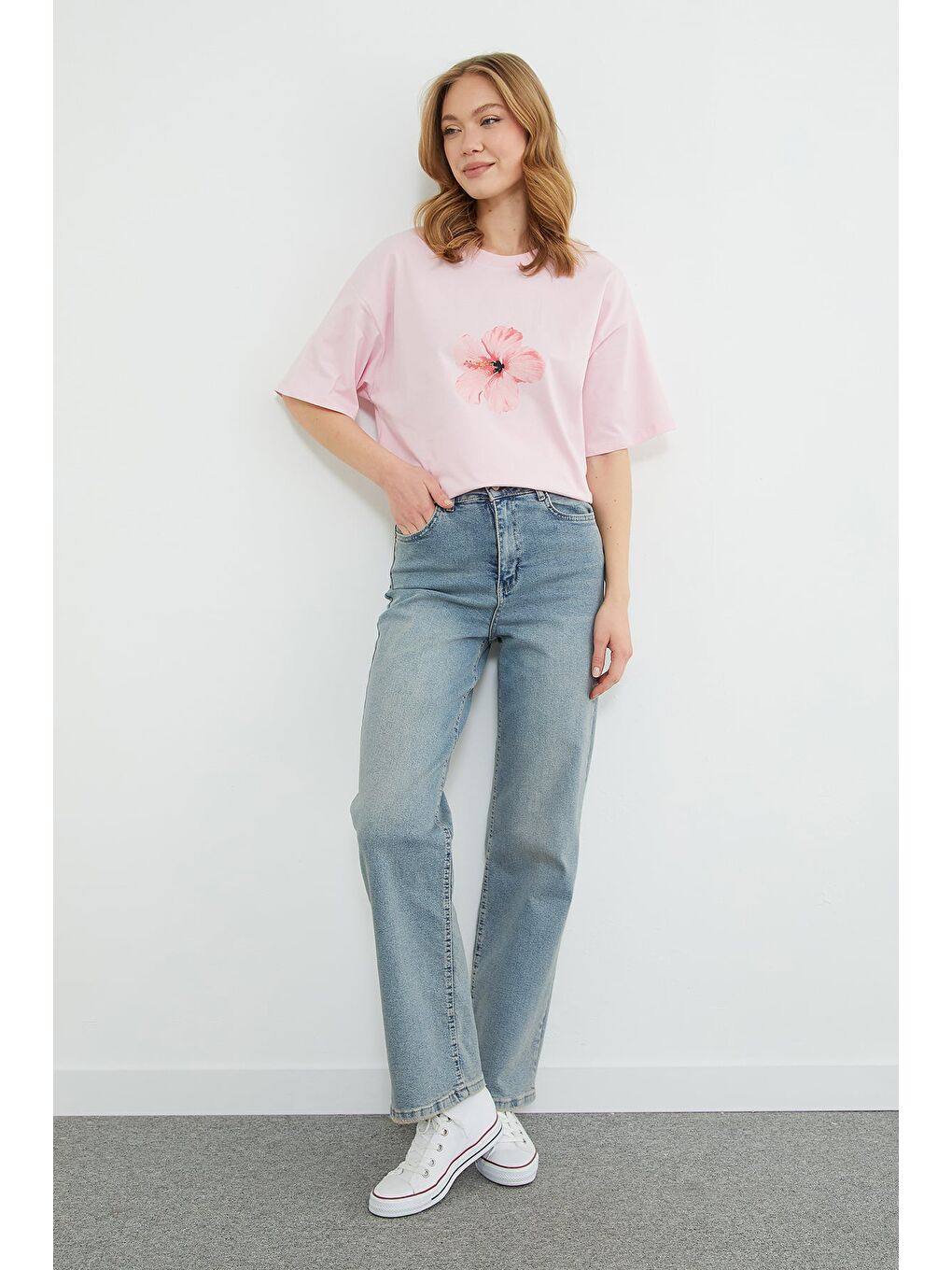 Pembe Hibiscus Çiçeği Baskılı Oversize Tişört-4