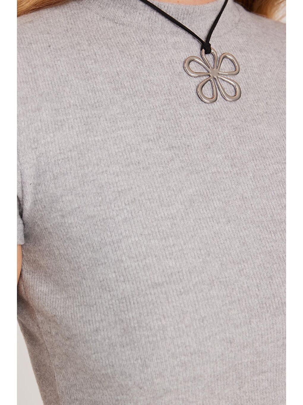 Kadın Slim Fit Dar Kesim Yarım Balıkçı Yaka Kısa Kollu Gri Bluz-2